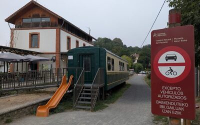 La Vía Verde del Plazaola incorpora nueva señalización accesible para mejorar la experiencia de todas las personas